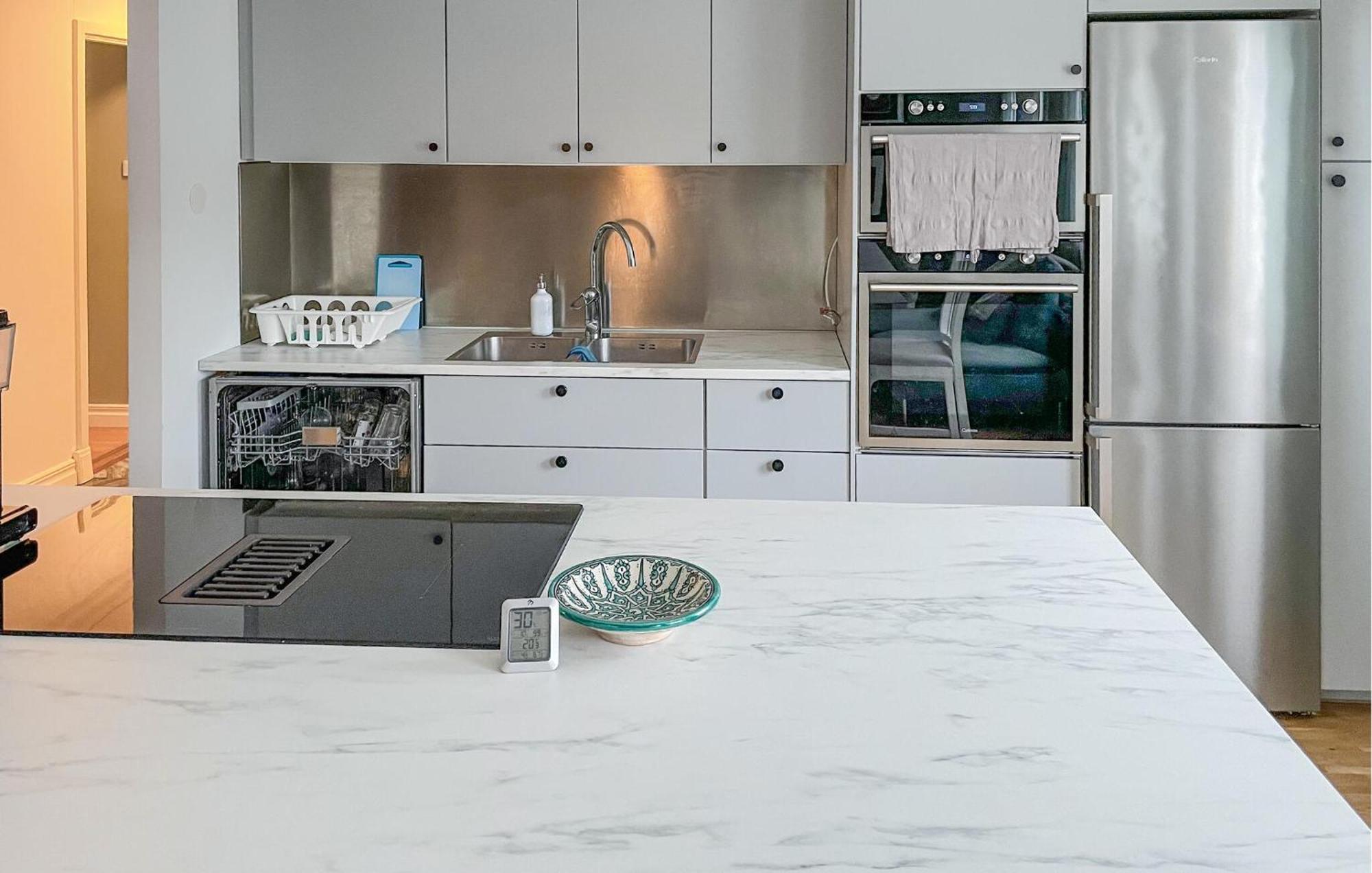 Beautiful Home In Oerebro With Kitchen Bagian luar foto