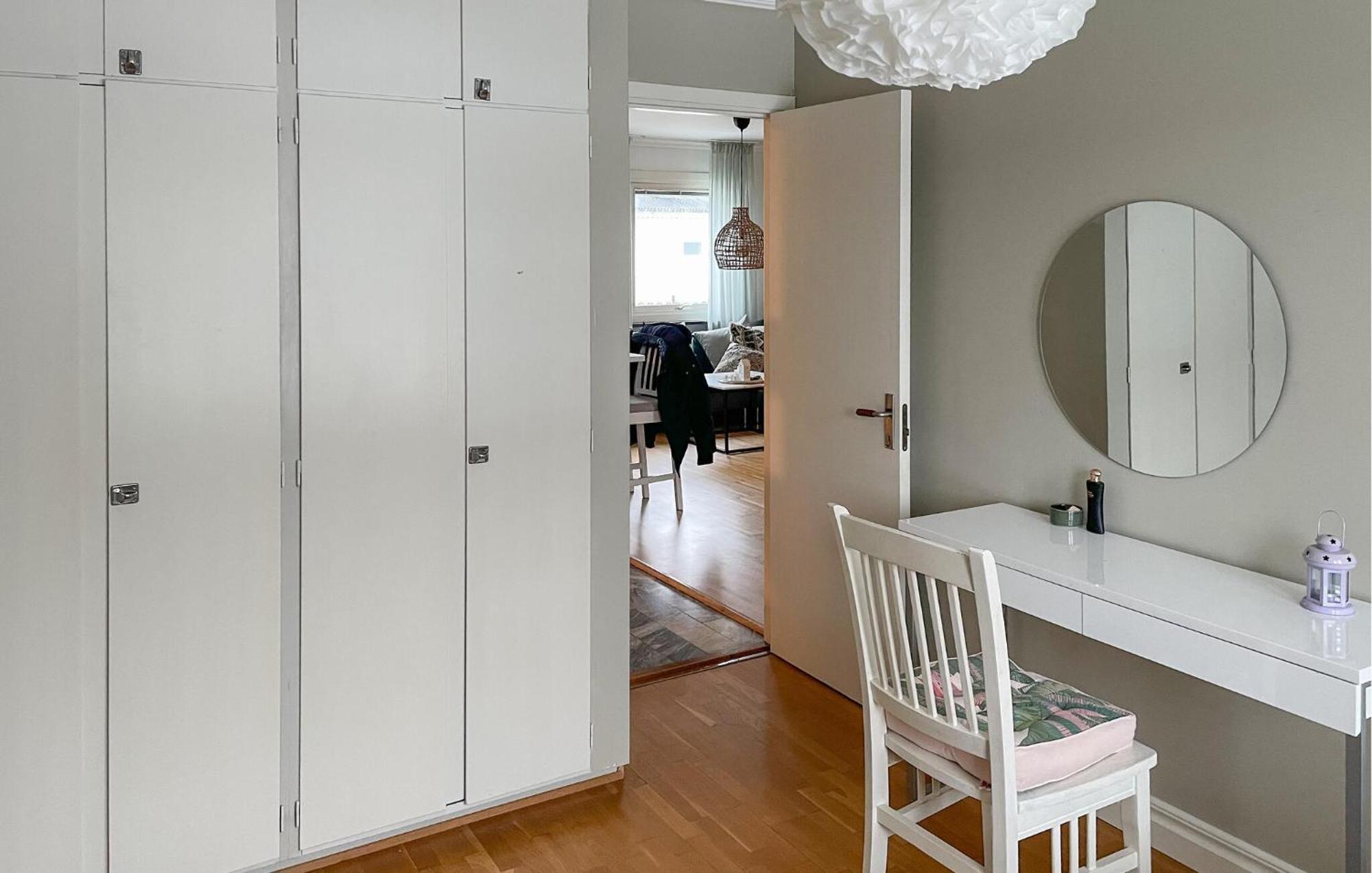 Beautiful Home In Oerebro With Kitchen Bagian luar foto