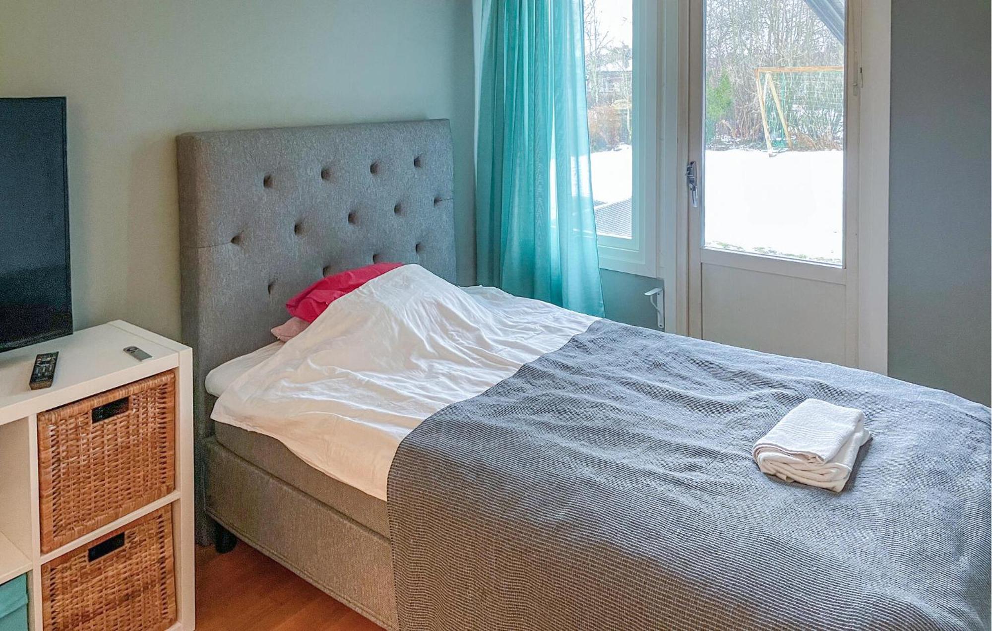 Beautiful Home In Oerebro With Kitchen Bagian luar foto